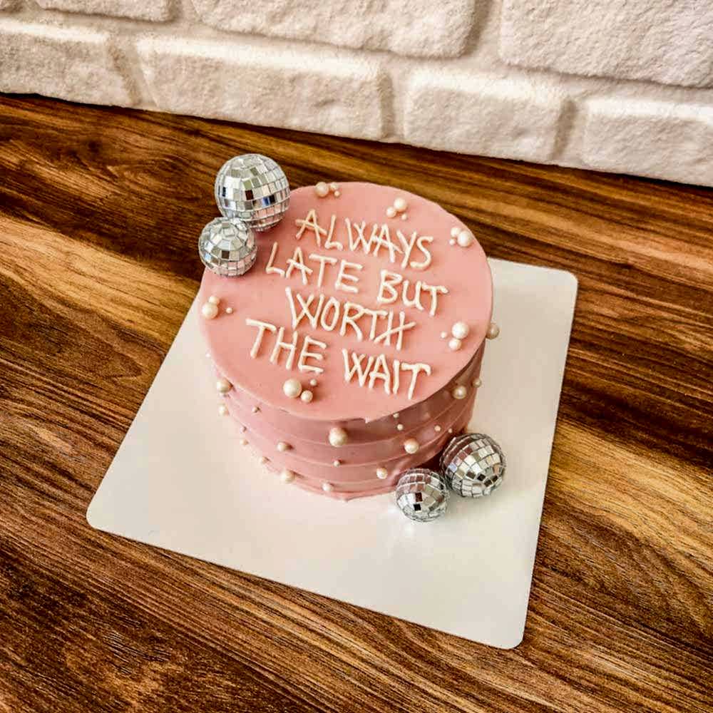 Pembe tonlarda kaplanmış, tamamı renkli ve enerjik detaylarla süslenmiş butik pasta; disko topu ya da yazılı mesajlarla kişiselleştirilebilen eğlenceli bir tasarım.