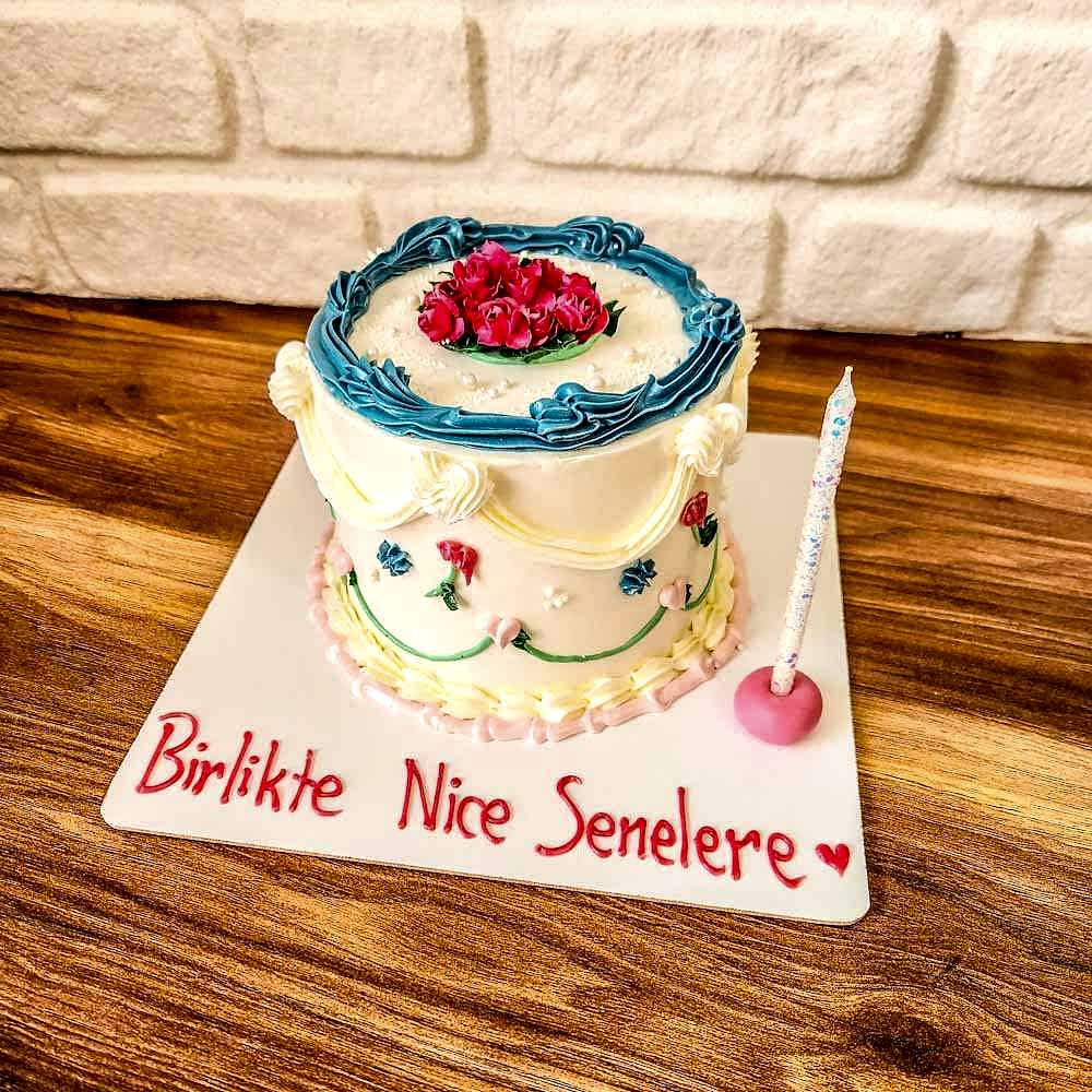 Çiçek ve vintage tasarım ile süslenip tasarlanmış muhteşem görüntüsü ve sim detayları ile parıldayan premium yazılı pasta