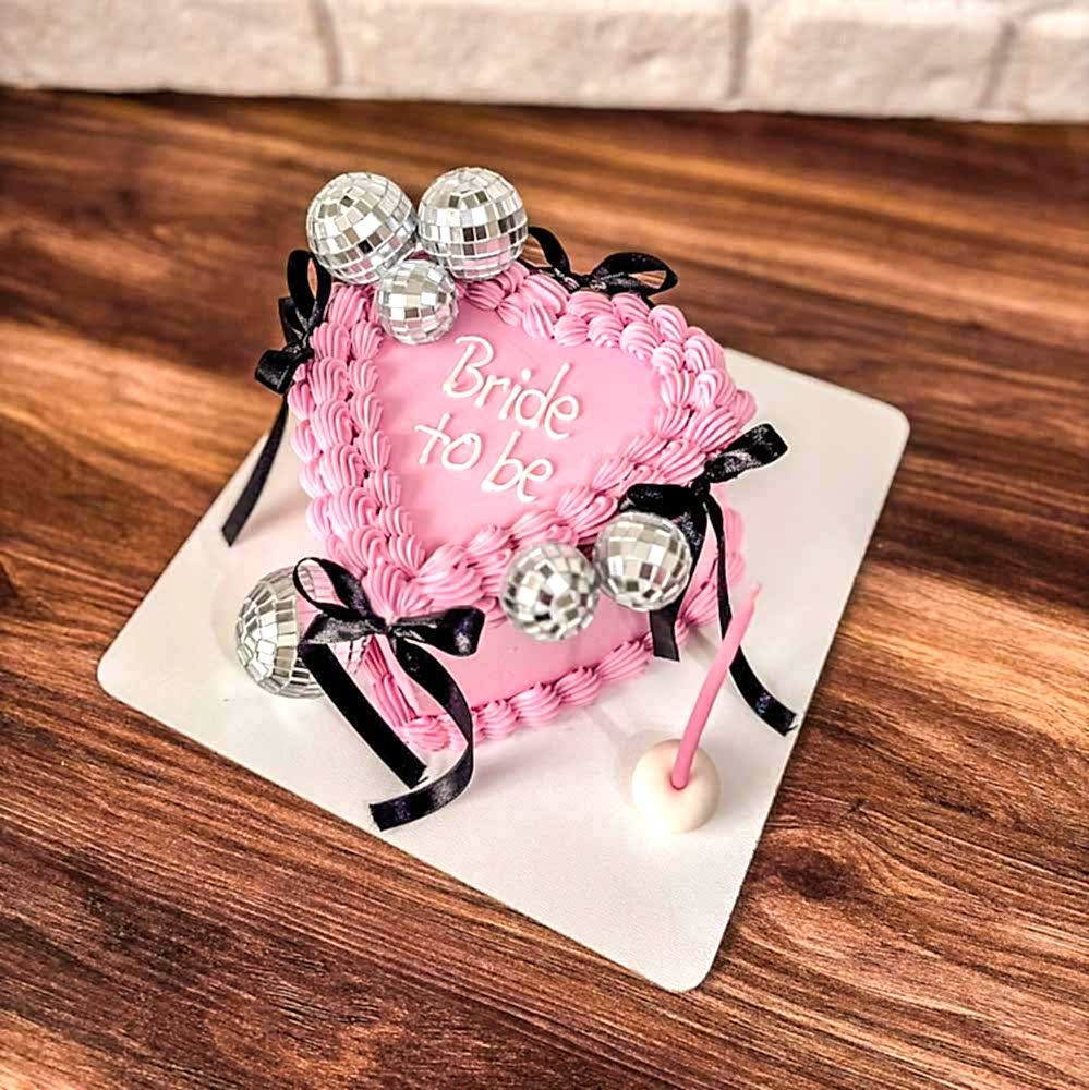 Disko Toplu Pasta – Parlak disko topu figürüyle süslenmiş, kutlamalara enerji katan butik pasta modeli.