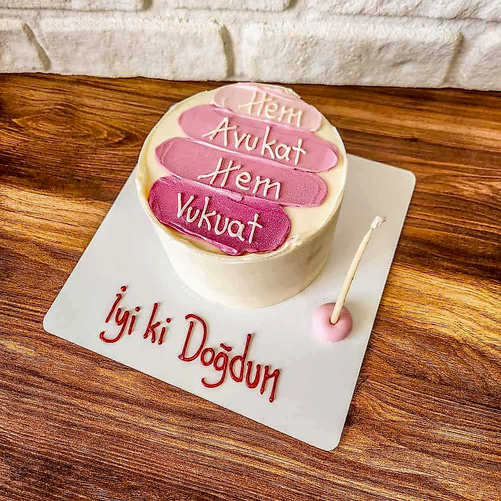 Hem Avukat Hem Vukuat yazılı pasta