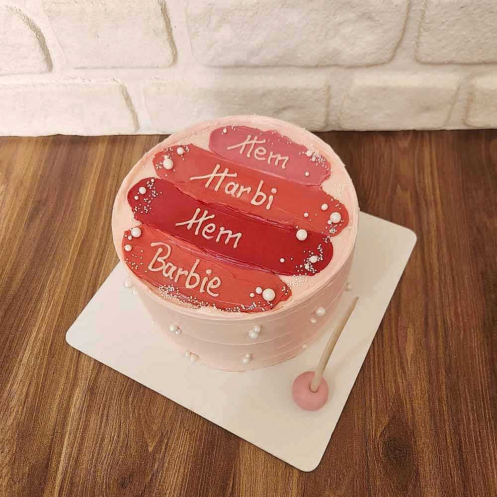 Hem Harbi Hem Barbie yazılı pasta