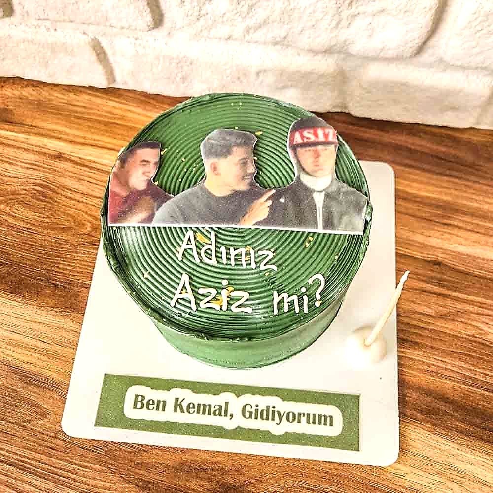 Beyaz zeminli butik pasta, üzerinde “Adınız Aziz mi?” yazısı ve asker temalı detaylarla süslenmiş; esprili ve gurur dolu bir kutlama pastası.