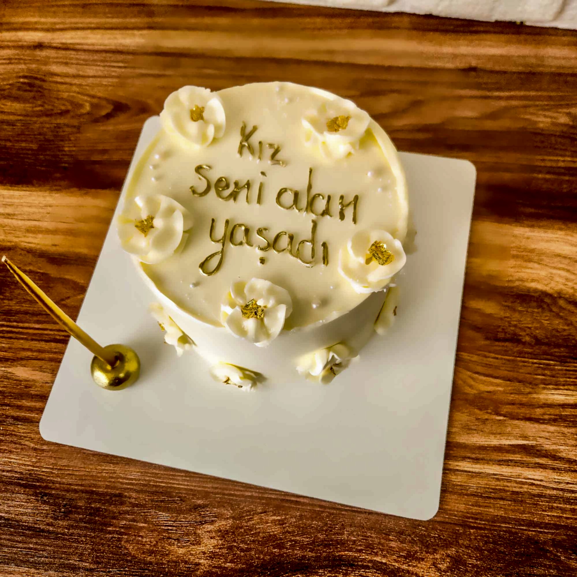 “Kız Seni Alan Yaşadı” yazılı butik pasta, esprili mesajı ve neşeli süslemeleriyle eğlenceli bir kutlama havası yaratır; özellikle nişan, söz veya doğum günü gibi özel günlerde gülümseten bir tasarım.