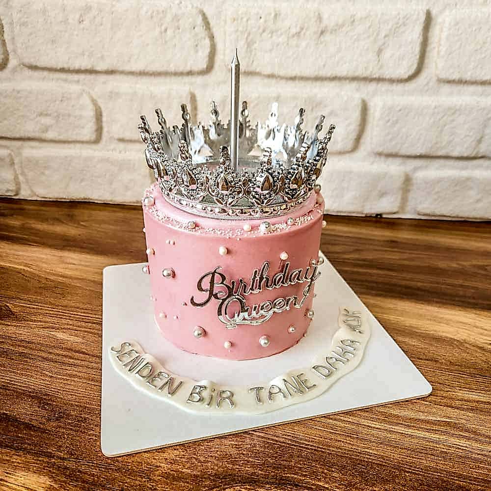 Pembe Taçlı simli pasta modeli