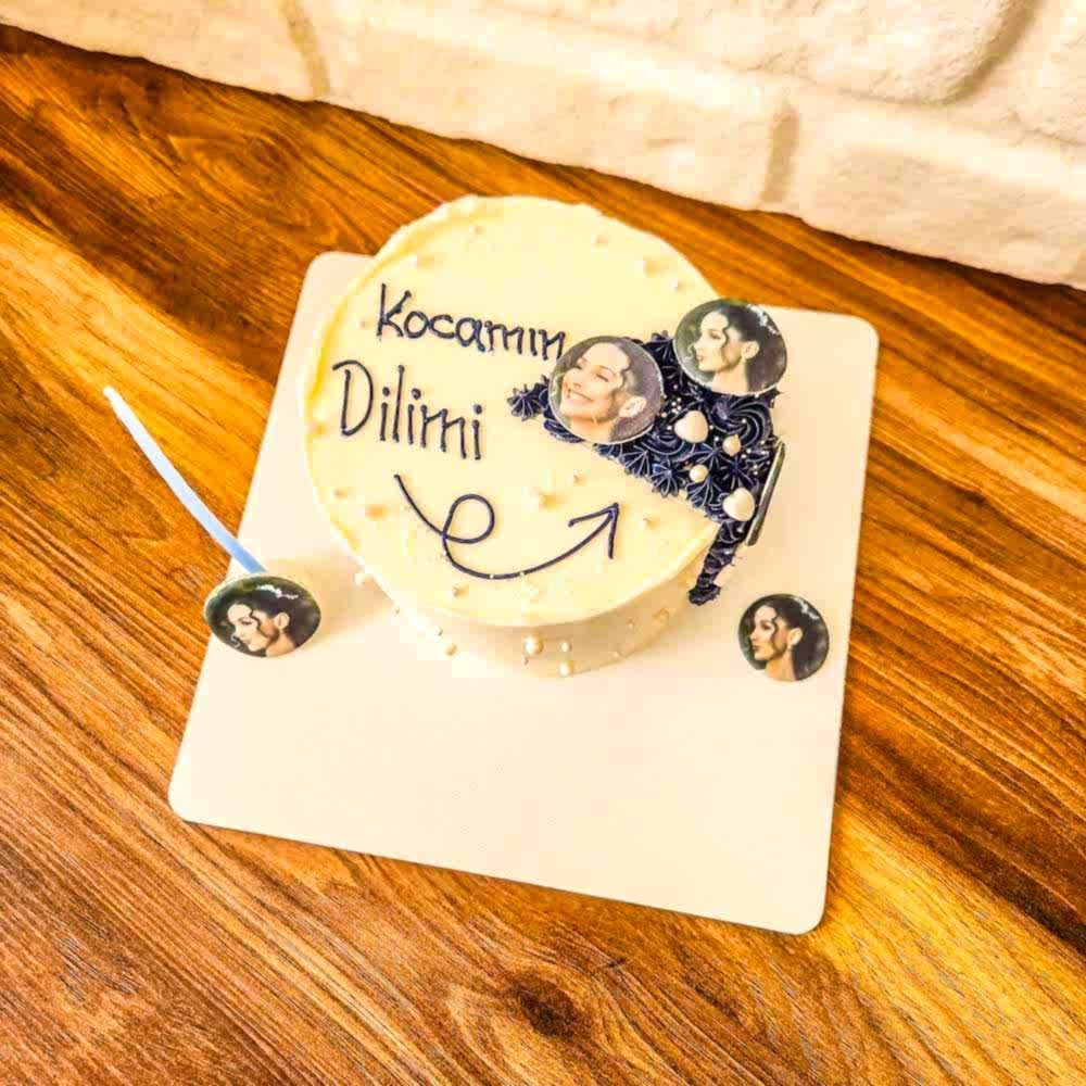 Beyaz zeminli butik pasta, üzerinde “Kocamın Dilimi” yazısı ve etrafında minik karikatür tarzı eş figürleriyle hem mizahi hem romantik bir tasarım sunar.