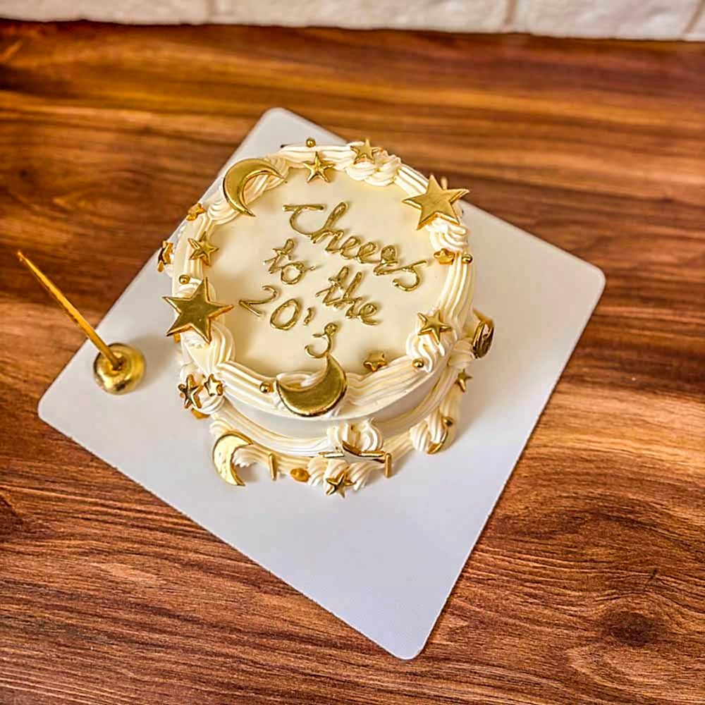 Ay yıldız figürüyle süslenmiş butik pasta, kırmızı-beyaz detaylarla tasarlanmış; üzerinde yazılı mesajıyla milli gururu ve özel kutlamayı bir araya getiren anlamlı bir tasarım.