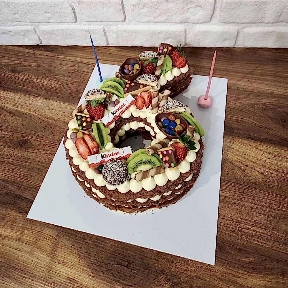 6 rakamı şeklinde tasarlanmış, kek veya kurabiye tabanlı butik pasta. Kutlamalara özel lezzetli ve şık sunum.