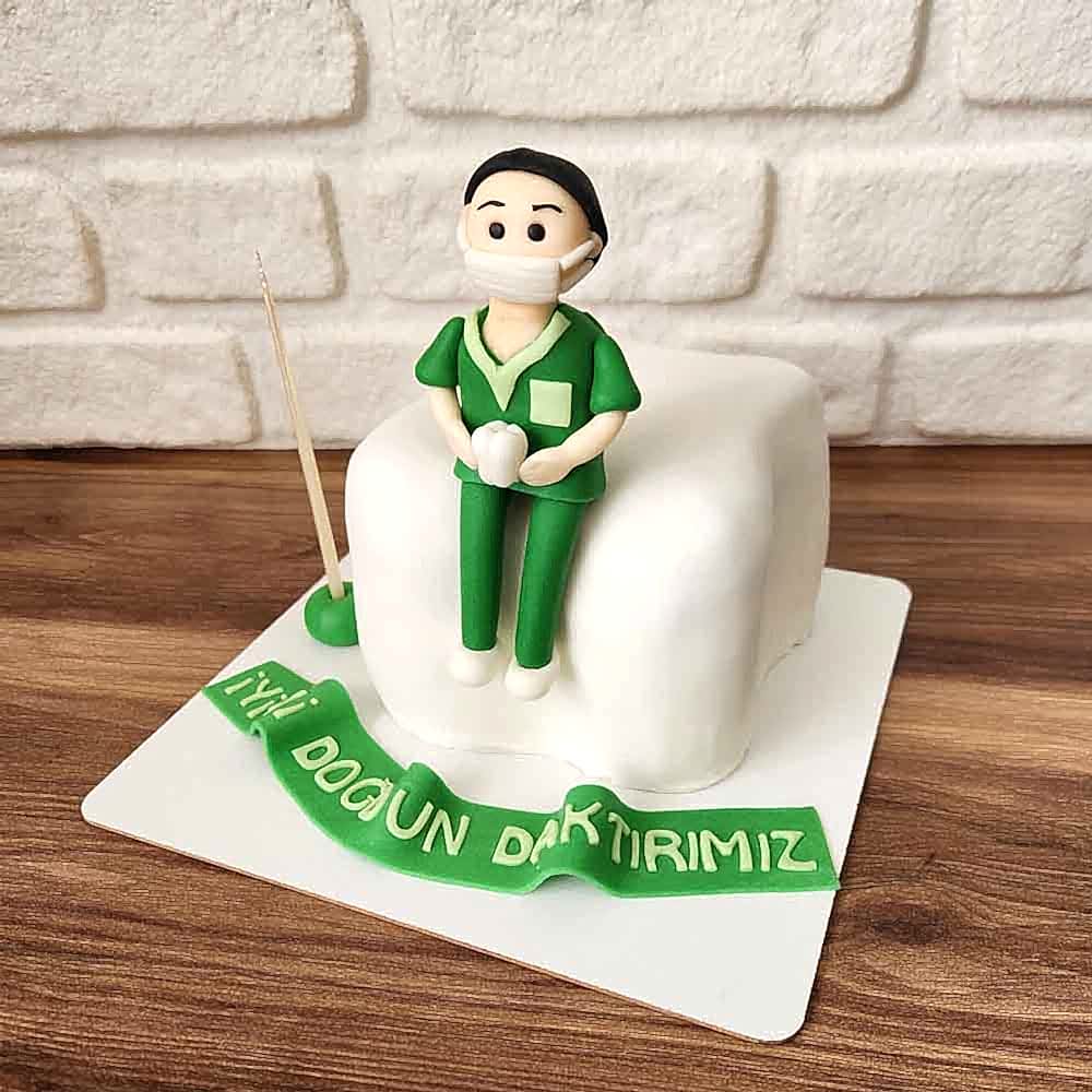 Dev diş figürü üzerine oturmuş doktor karakteriyle süslenmiş butik pasta. Diş hekimlerine özel esprili ve unutulmaz kutlama!