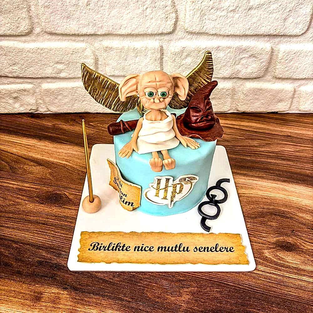 Harry Potter evreninden Dobby figürüyle süslenmiş butik pasta. Özgürlük, sadakat ve sihir dolu bir kutlama!