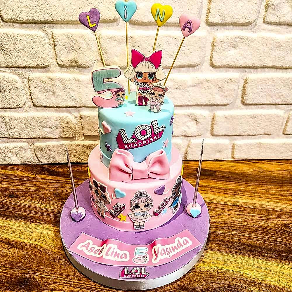 Birden fazla LOL bebek figürüyle süslenmiş renkli butik pasta. Küçük yıldızlara özel doğum günü sürprizi!