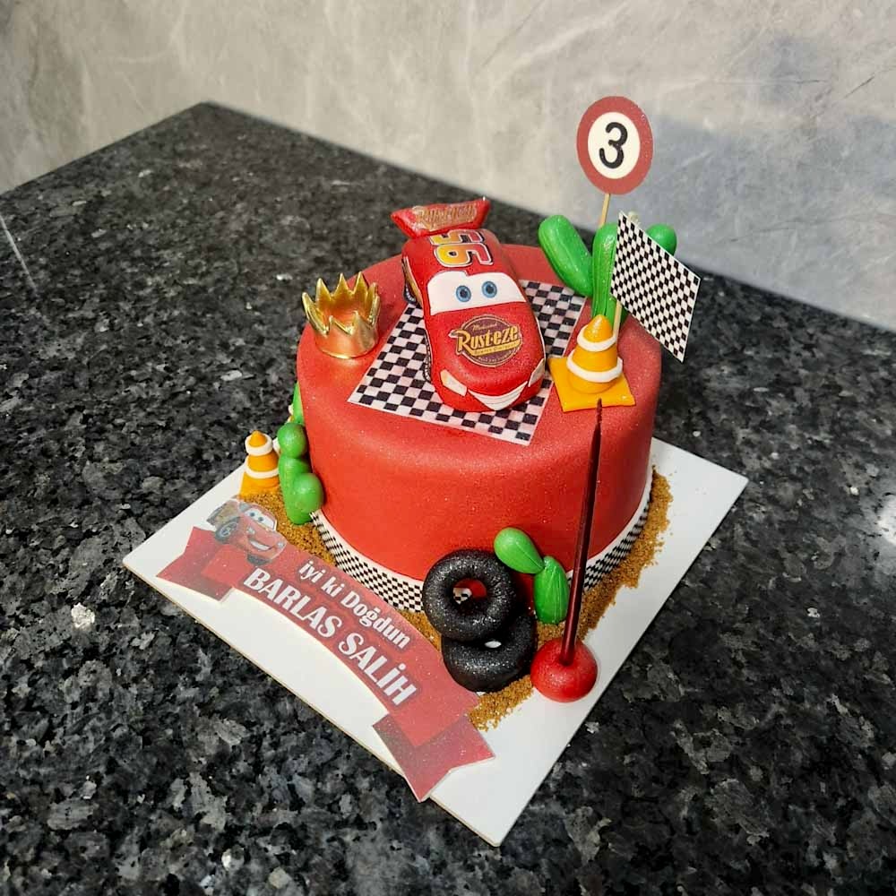Özel Tasarım Şimşek McQueen Pasta ile kişiye özel butik pastalar