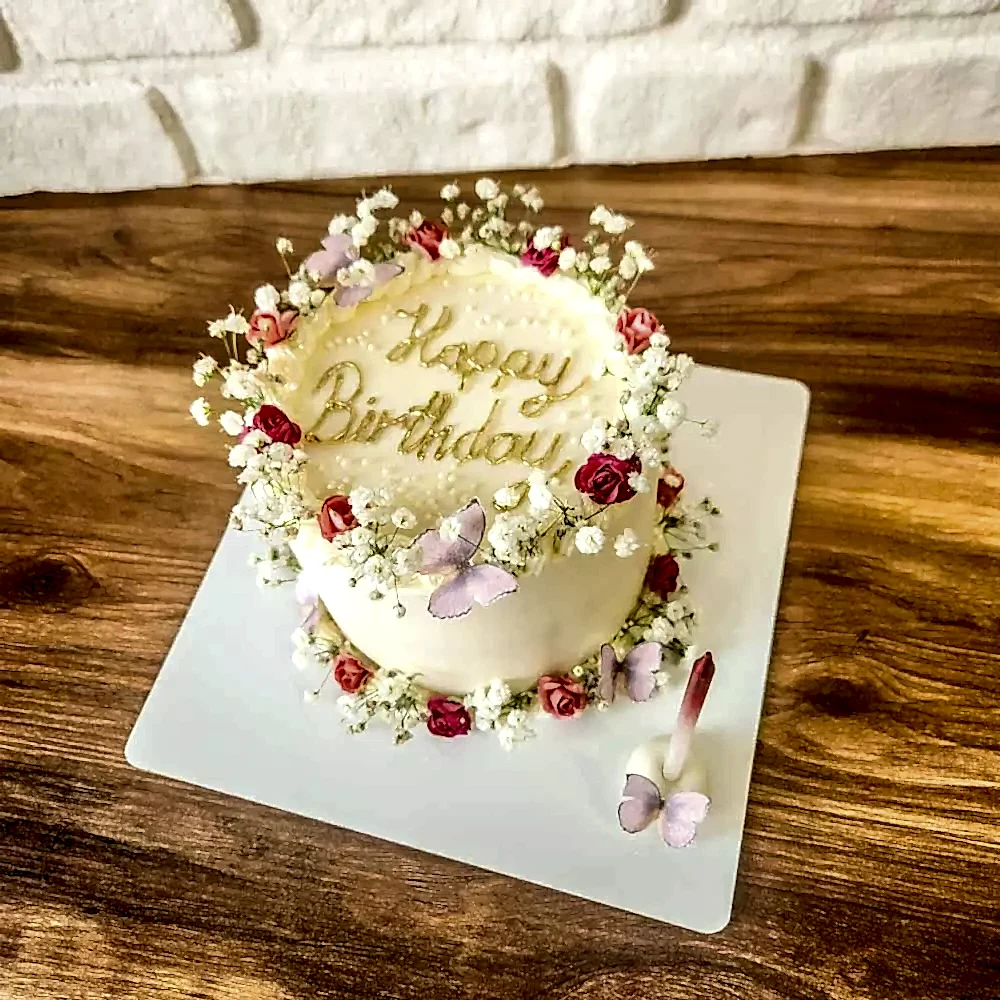 Çiçek ve cipsolar ile süslenip tasarlanmış muhteşem görüntüsü ve sim detayları ile parıldayan premium yazılı pasta