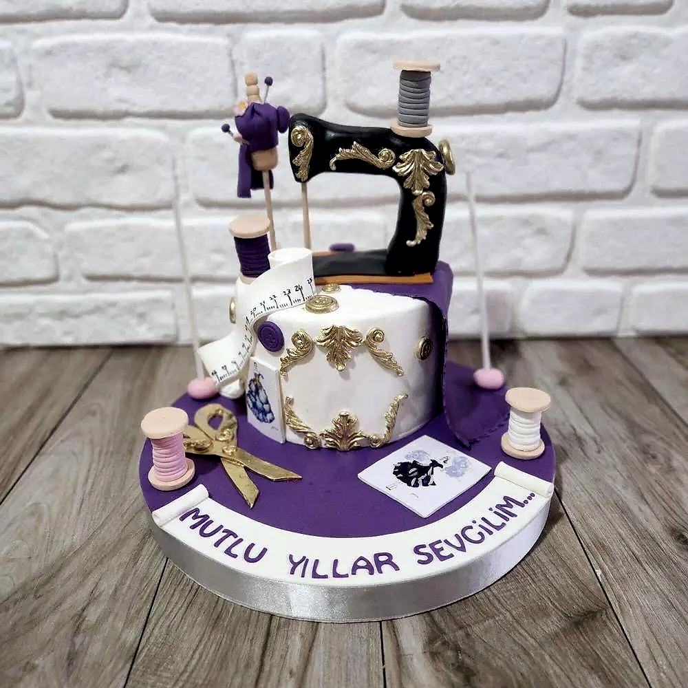 Dikiş makinası figürüyle süslenmiş zarif butik pasta. Terzilik ve el emeğine özel nostaljik kutlama tasarımı.