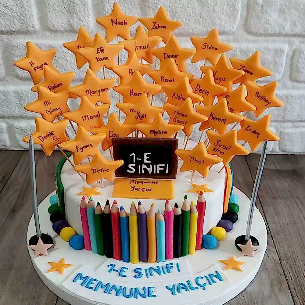 Sınıfın tüm neşesi bu pastada: Renkli kalemler, minik isimler ve büyük bir teşekkür. Öğretmenler Günü’ne özel, kalpten gelen bir sürpriz.