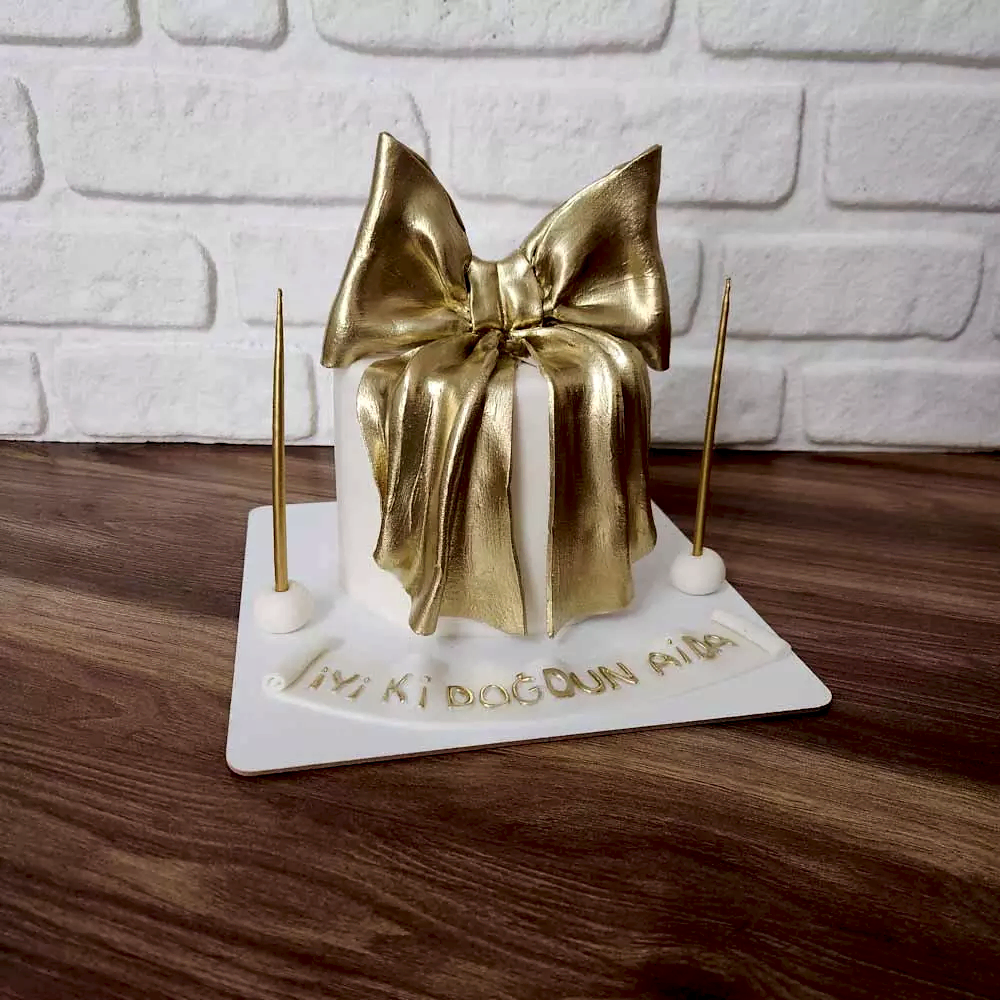 Kurdeleyle ‘senin için’ diye başlayan bir jest. Romantik, sade ve duygusal bağ kuran özel tasarım.