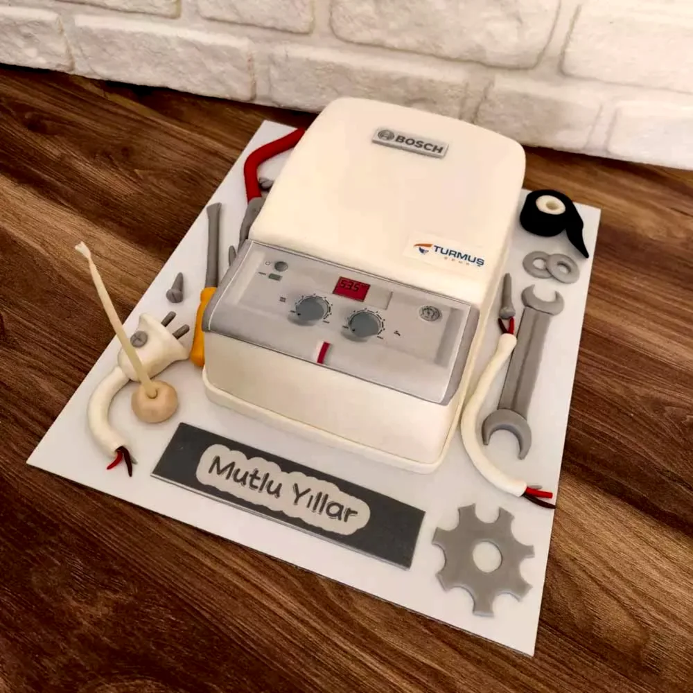 Bosch Classic Plus kombi figürüyle süslenmiş mizahi butik pasta. Teknik esprilerle dolu, ustalara özel sürpriz kutlama!