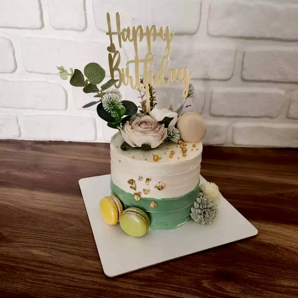 Gerçekçi yapay çiçeklerle süslenmiş zarif butik pasta. Güzelliğiyle göz kamaştıran özel gün tasarımı.