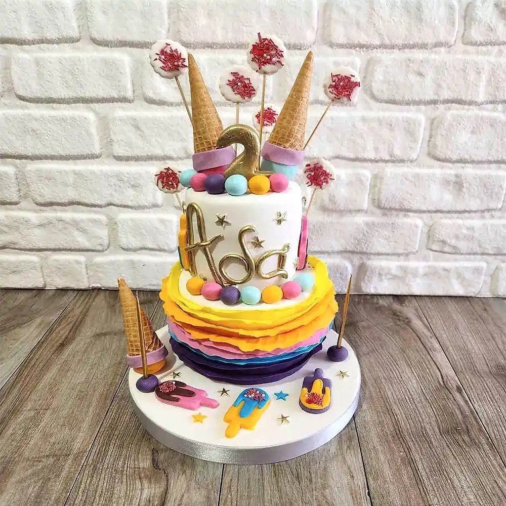 Renkli dondurma külahı figürleriyle süslenmiş eğlenceli butik pasta. Yaz ruhunu taşıyan tatlı bir kutlama!