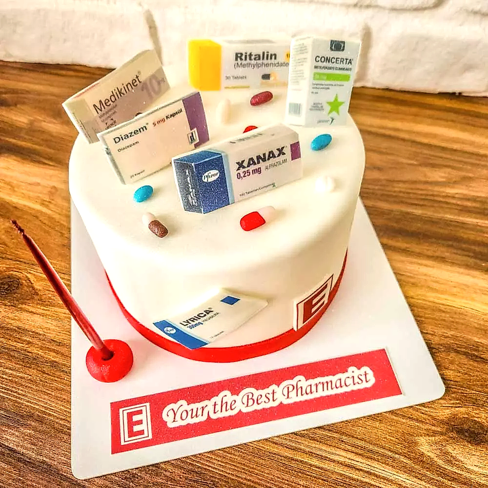 Eczacı için Hazırlanmış üzerinde ilaçlar bulunan eşsiz güzel bir pasta
