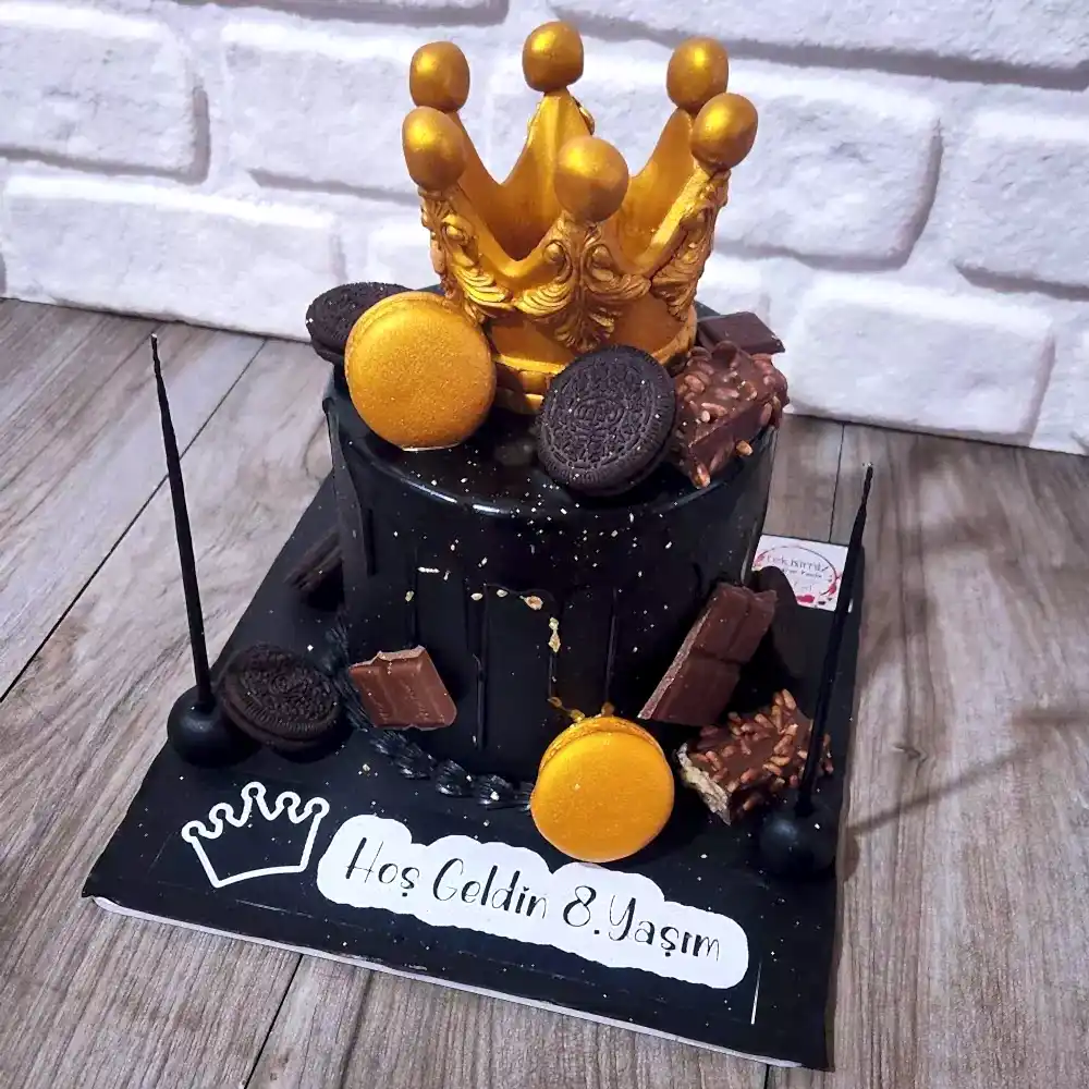 Kişiye özel Hazırlanmış Altın renginde Kral Tacı ve makaronlarla süslenmiş siyah pasta