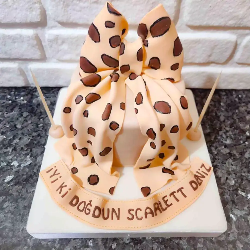 Kurdeleyle bağlanmış tatlı bir sır. Doğum günü, yıldönümü veya teşekkür anları için zarif bir sürpriz.