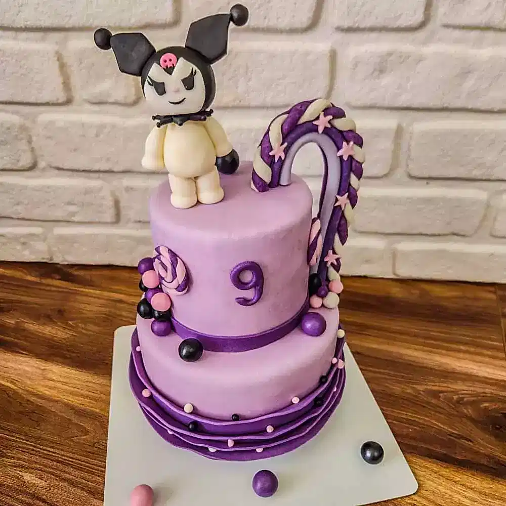 Kuromi figürleriyle süslenmiş, siyah ve pembe tonlarda asi ama sevimli butik pasta. Tarz sahibi kutlamalara özel!
