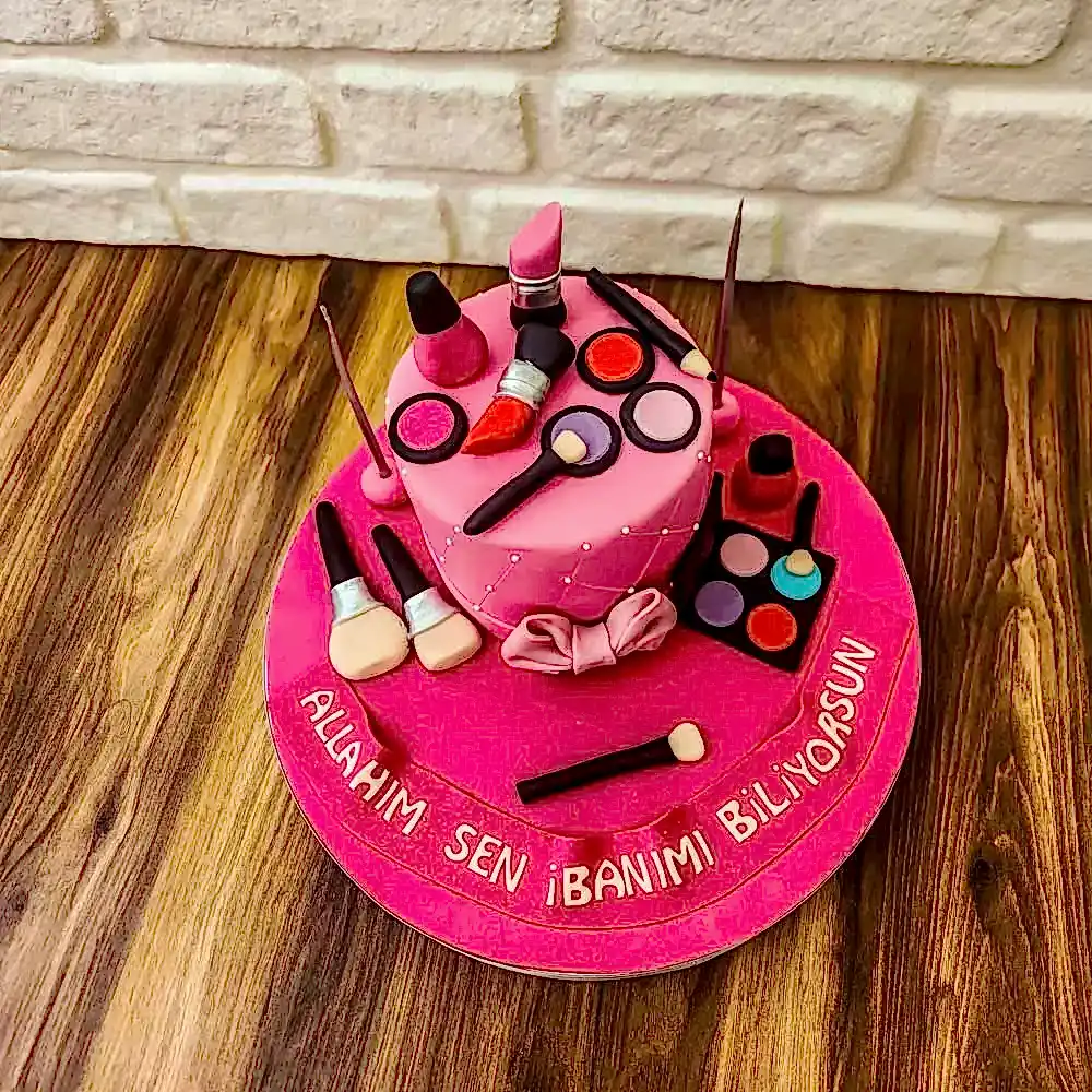Ruj, fırça ve far paleti figürleriyle süslenmiş makyaj temalı butik pasta. Güzellik tutkunlarına özel renkli kutlama!