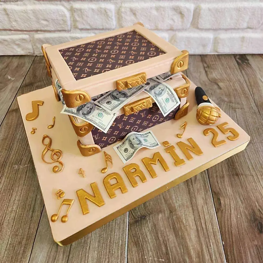 James Bond tarzı çanta figürüyle tasarlanmış, içinden dolarlar taşan esprili butik pasta. Finans ve aksiyon temalı kutlamalara özel.