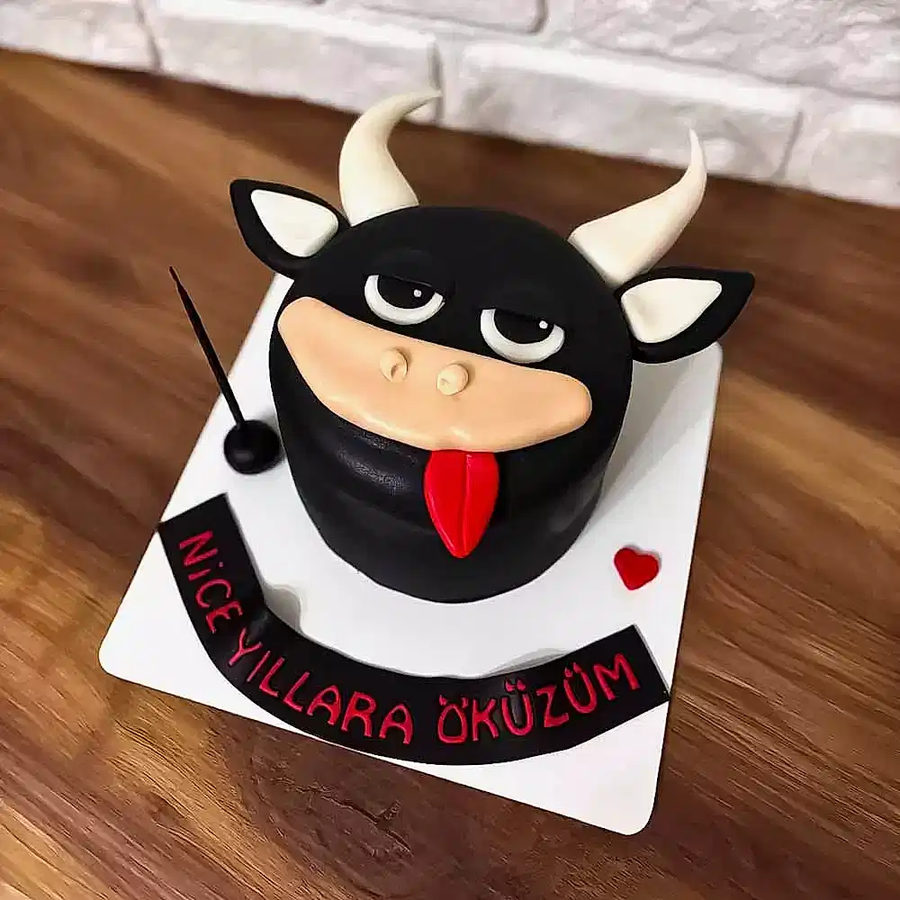 Öküz figürüyle süslenmiş mizahi butik pasta. Esprili kutlamalar ve unutulmaz doğum günü sürprizleri için özel tasarım.