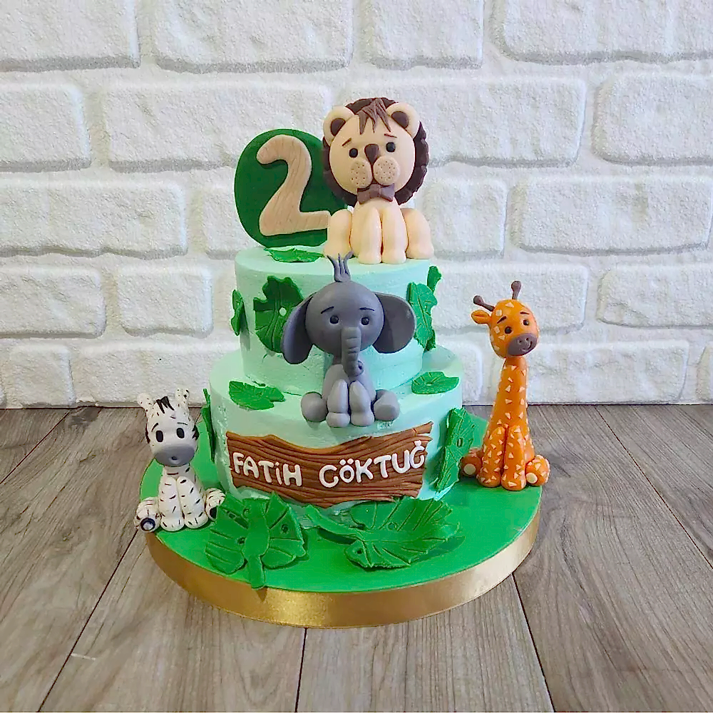 Fil, aslan, zürafa, zebra ve maymun yaprakların arasında buluştu. Her lokmada tropik bir gülümseme, doğanın sıcaklığı.