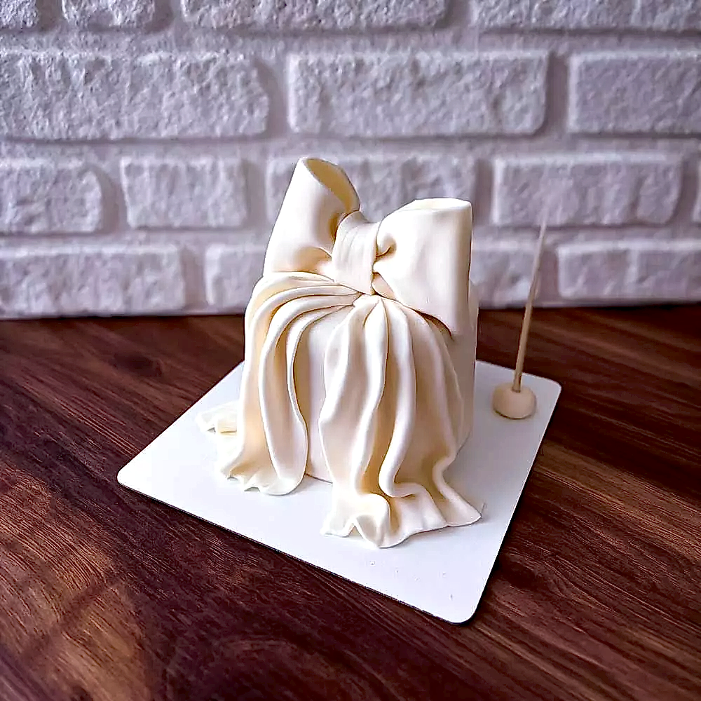 Kurdeleyle bağlanmış tatlı bir sır. Doğum günü, yıldönümü veya teşekkür anları için zarif bir sürpriz.