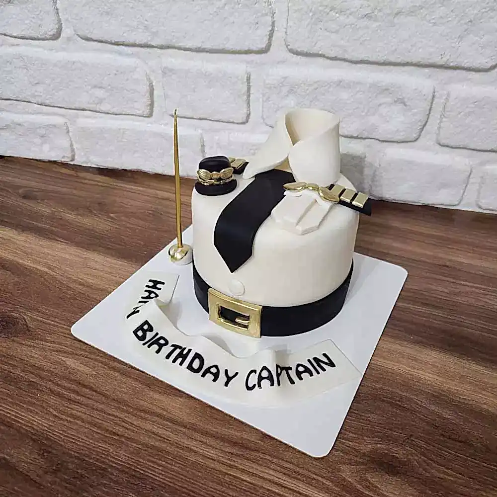 Kaptan üniforması detaylarıyla süslenmiş butik pasta. Mizahi ve şık tasarımıyla deniz tutkunu kutlamalara özel.